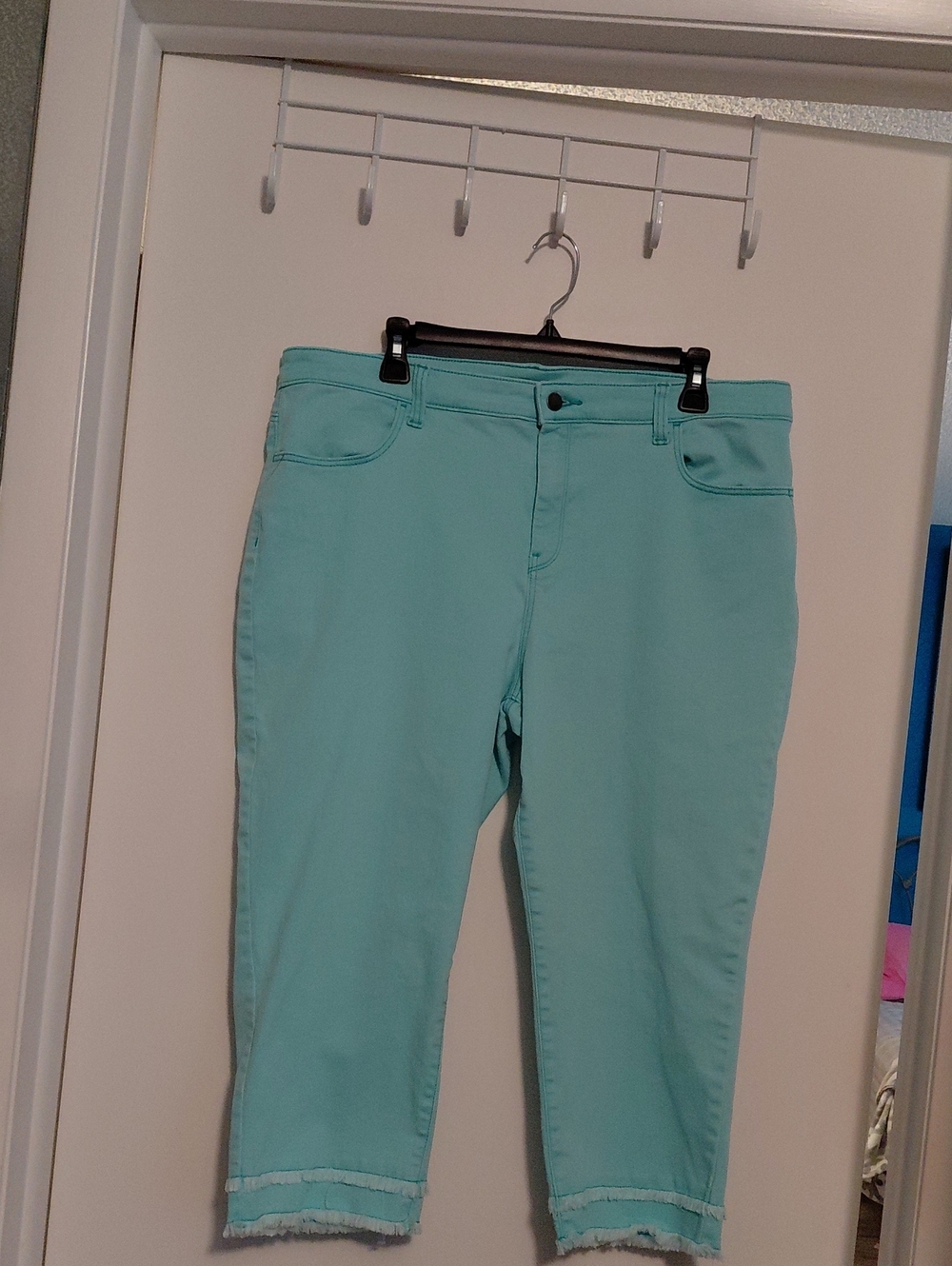 Chico's PERFECT STRETCH GIRLFRIEND SLIM LEG CAPRI. Frayed Bottom Sz 2.5 Aqua